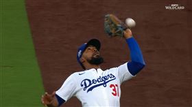 赫南德茲（Teoscar Hernandez）高飛球漏接。（圖／翻攝自MLB TV）