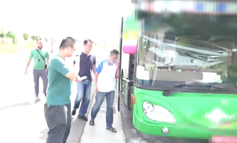 台中遊覽車司機擔心債主攔車討債，竟把槍枝放在遊覽車上。(圖／翻攝畫面)