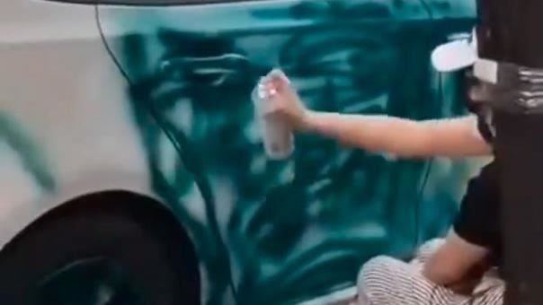 疑似姊弟戀感情沒處理好，前女友找上現任女友轎車含恨噴漆。（圖／翻攝自社會事新聞影音畫面）