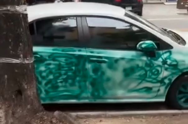 一輛白車被噴到體無完膚。（圖／翻攝自社會事新聞影音畫面）