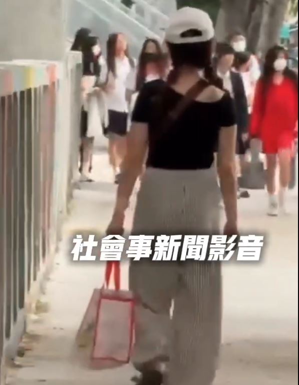 46歲許女全身包緊緊，頭戴鴨舌帽、口罩，完事不疾不徐步行離開。（圖／翻攝自社會事新聞影音畫面）