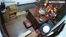 香油錢沒偷成　賊太緊張反變「捐」香油錢（圖／翻攝畫面）