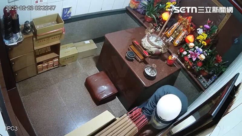 蔡姓男子利用釣魚線自製工具，企圖從香油錢箱中竊取金錢，卻在關鍵時刻遇上廟公返回。蔡男為掩飾行徑，甚至臨時自掏腰包投入200元裝作信徒捐獻，全被監視器拍下。（圖／翻攝畫面）