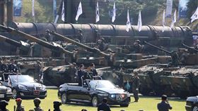 南韓於1日國軍日上，展出許多結合AI科技的未來型武器。（圖／美聯社／達志影像）