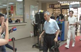 柯文哲今罕見與黃國昌搭乘同一輛車抵達法院。（圖／翻攝畫面）