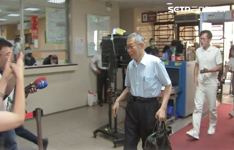 柯文哲今罕見與黃國昌搭乘同一輛車抵達法院。（圖／翻攝畫面）