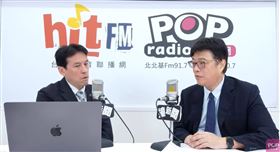 陸委會主委邱垂正（右）今（2）日接受《POP撞新聞》廣播節目主持人黃暐瀚的訪問。（圖／翻攝畫面）
