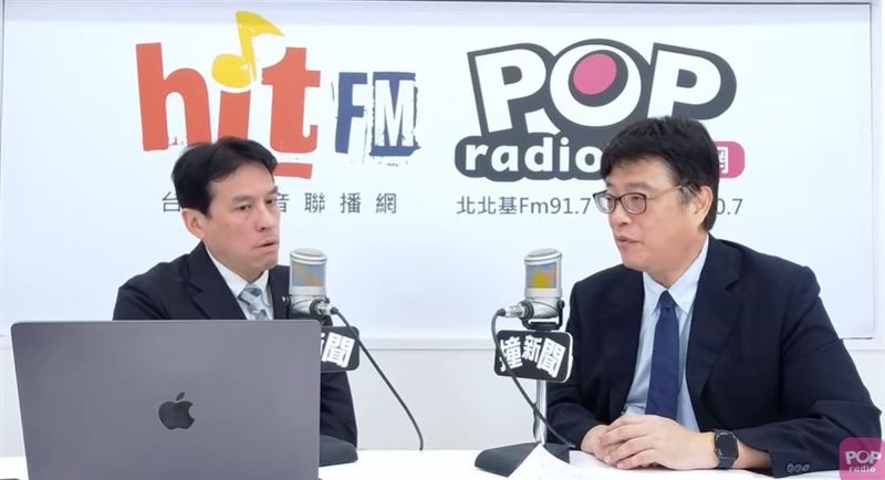 陸委會主委邱垂正（右）今（2）日接受《POP撞新聞》廣播節目主持人黃暐瀚的訪問。（圖／翻攝畫面）
