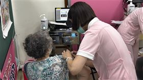 民眾10/1首日台大醫院接種流感/新冠疫苗。（圖／記者簡浩正攝影）