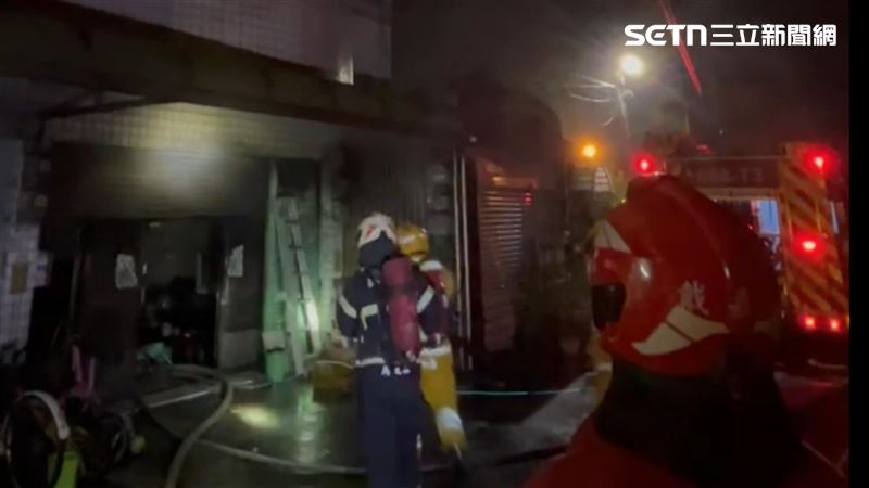 嘉義縣六腳鄉一棟透天厝神明廳起火，母女見他逐漸無呼吸。（圖／翻攝畫面）