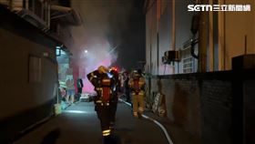 嘉義縣六腳鄉一棟透天厝神明廳起火，母女見他逐漸無呼吸。（圖／翻攝畫面）