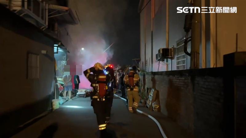 嘉義縣六腳鄉一棟透天厝神明廳起火，母女見他逐漸無呼吸。（圖／翻攝畫面）