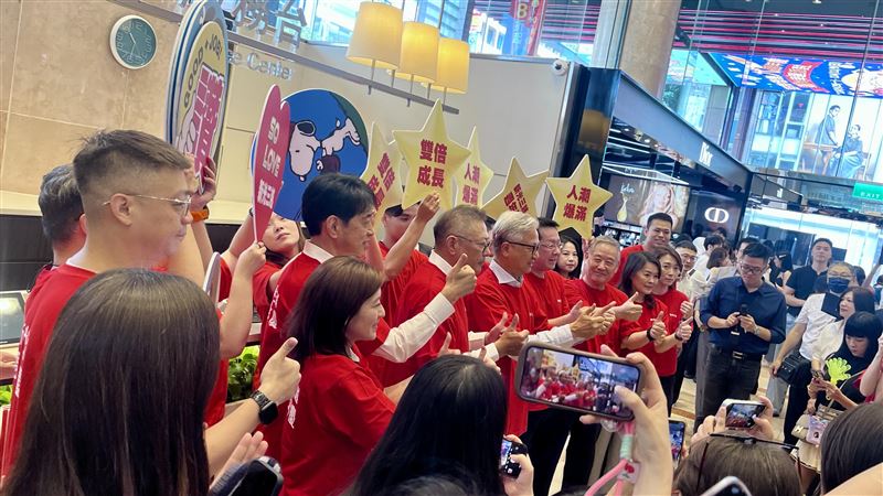 新光三越董事長吳東昇、副董事長吳昕陽帶領各專櫃精神喊話。(圖／記者賴俊佑攝影）