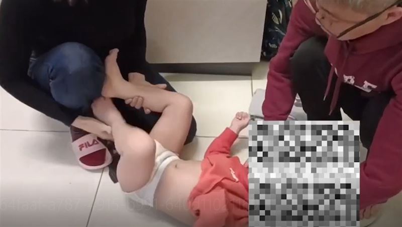 男童家長表示，孩子疑似遭老師侵犯，造成返家換尿布換衣服時非常抗拒。（圖／立法委員林月琴辦公室提供）