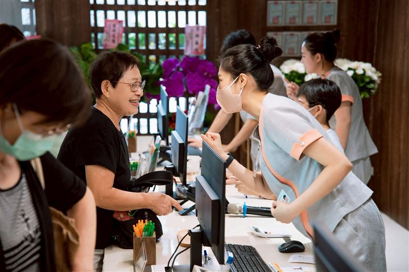 馬光中醫率先推行「全預約制」模式，可省去冗長候診時間，更特別設立「CRM顧客關係管理部門」，主動關心患者需求。(圖／馬光中醫提供)