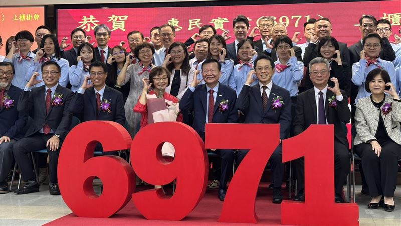 水資源及廢棄物處理廠惠民實業（6971）今日以每股32.2元正式掛牌上櫃，股價最高衝上41.55元，盤中一度暫報40.6元，上漲幅度達26.09%，展現蜜月行情的火熱氣勢。（圖／記者余國棟攝影）