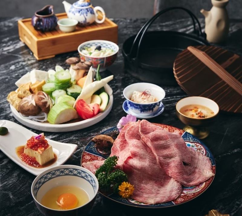 橋山壽喜燒以A5和牛為主角，搭配時令新鮮蔬菜與精緻小品，呈現關東、關西風味兼具的頂級壽喜燒盛宴。（圖／橋山壽喜燒提供）