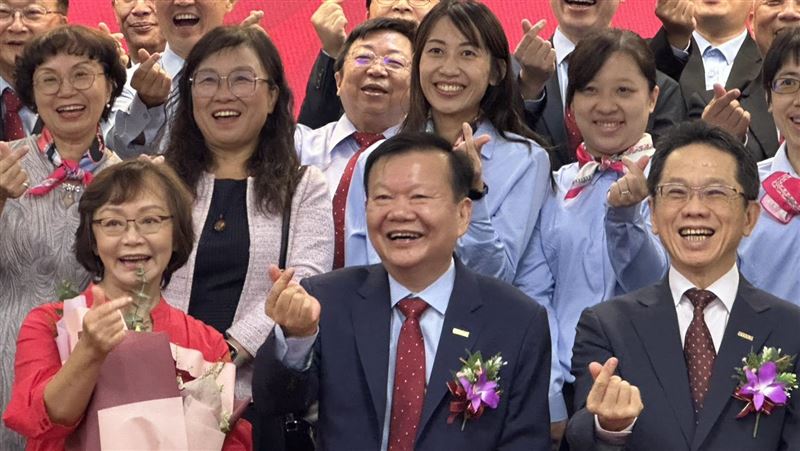 董事長吳萬益(中)與妻子(左)及員工，開懷喜迎惠民上櫃。（圖／記者余國棟攝影）
