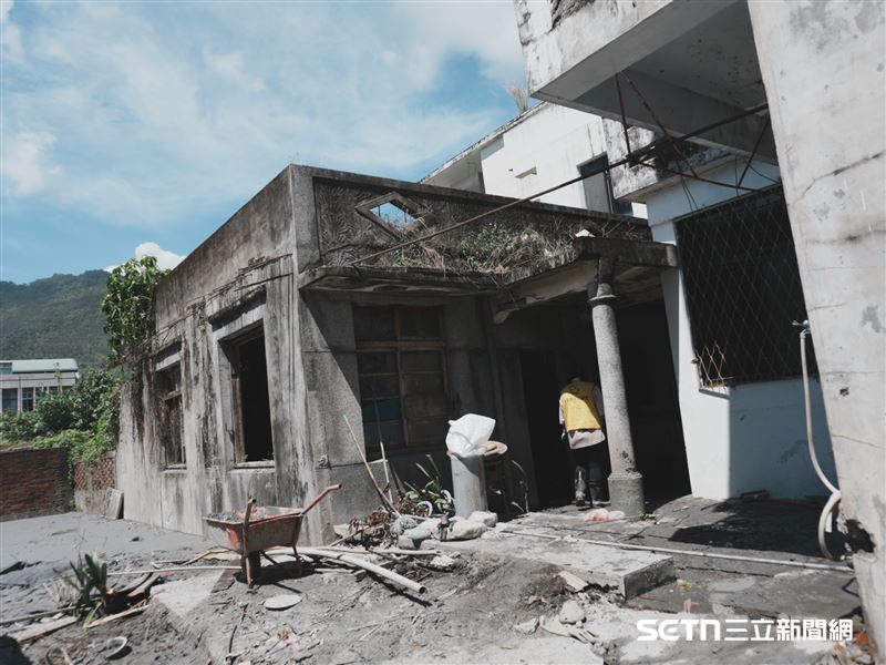 這間房子看起來像廢墟，但其實是72歲郭阿公的家，他說，水災時客廳淹到大腿，倉庫和菜園更積滿厚泥，他完全不知道該怎麼辦？（圖／基督教救助協會授權提供）