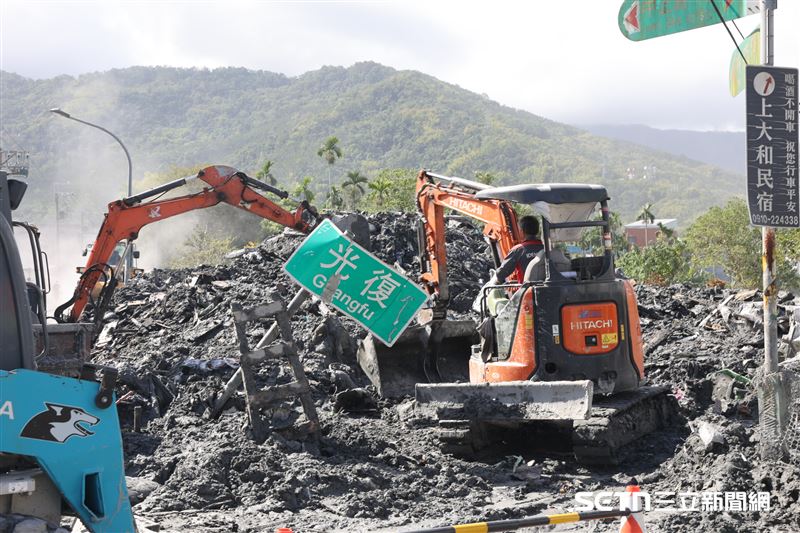 花蓮光復鄉仍處於災後重建的艱難階段，許多道路尚未完全打通，街道兩旁堆滿尚未清運的泥土與雜物，大家仍持續清淤中。（圖／基督教救助協會授權提供）
