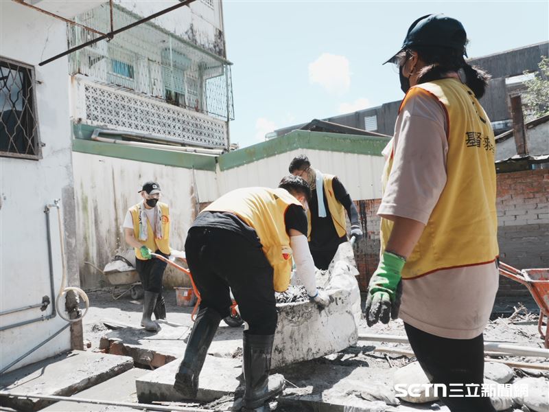 志工們協助郭阿公清理後院菜園與倉庫的厚重泥沙，他們坦言，以阿公這年紀和身體，真的非常難自行清理，為了整理這部分的環境，粗估動員了10多名志工。（圖／基督教救助協會授權提供）