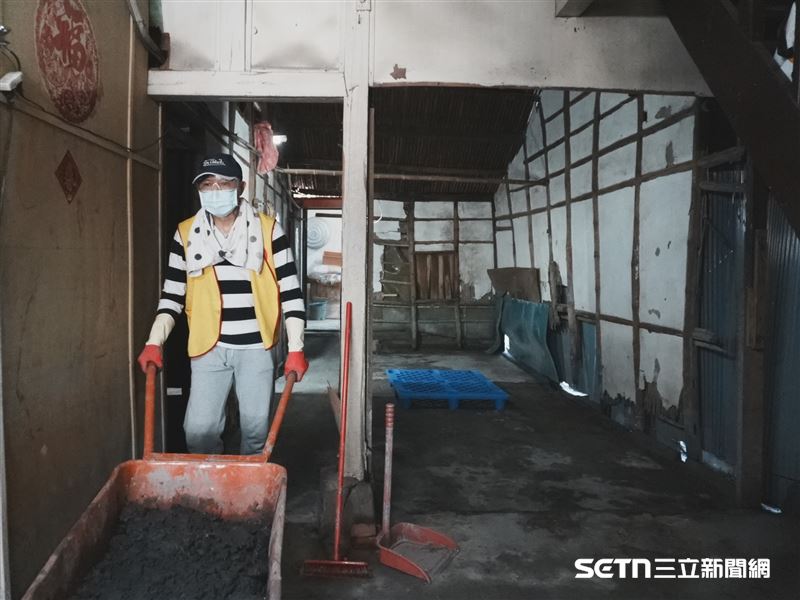 當地居民曾大哥表示，暫時還沒有機具進來，加上機具數量有限，所以清淤只能靠人力，為了讓家園早日恢復，他每天清晨5點就起床。（圖／基督教救助協會授權提供）