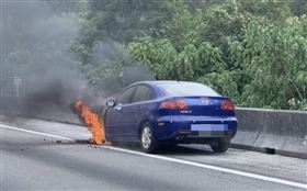 快訊／國道1號火燒車！藍色轎車「車頭竄濃煙火舌」燒毀　駕駛急逃生