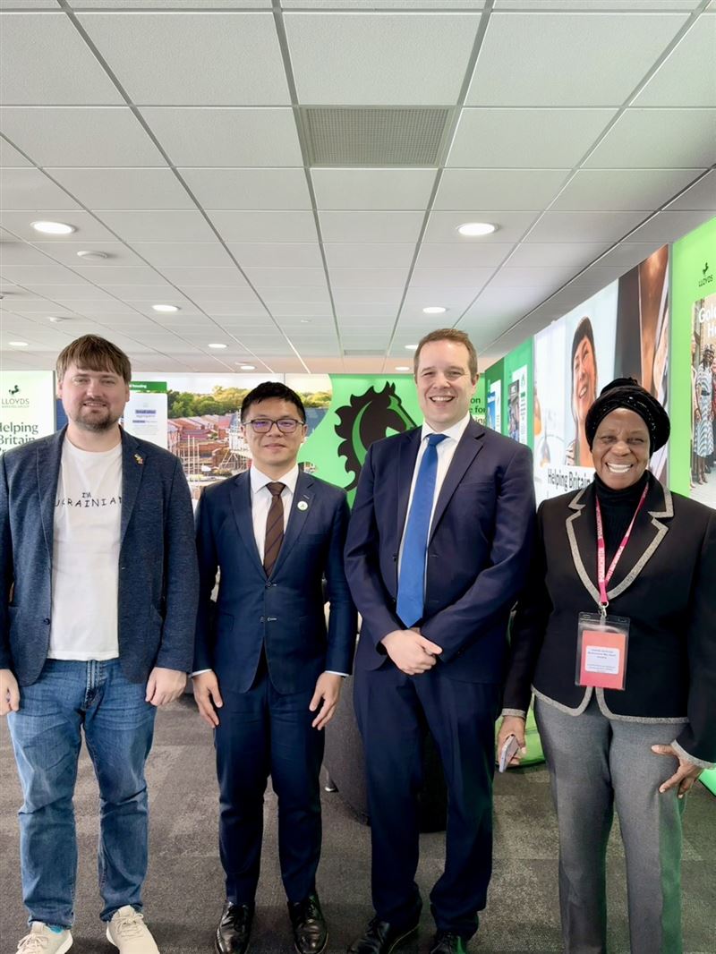 英國自由民主黨舉辦2025年大會，民進黨獲邀以姊妹政黨身分與會，由國際部主任陳文昊代表出席。（圖／民進黨提供）