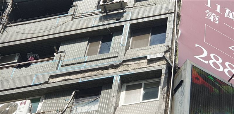 某大樓外牆掉落砸傷人。（圖／翻攝畫面）
