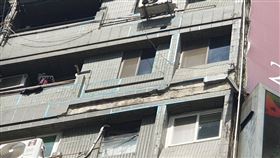 某大樓外牆掉落砸傷人。（圖／翻攝畫面）