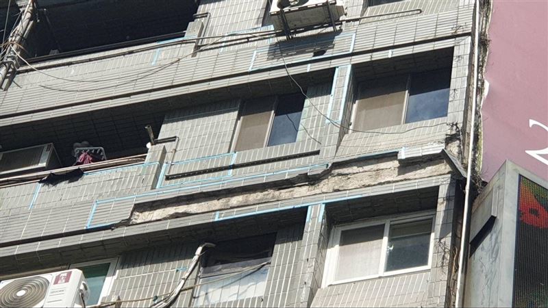 某大樓外牆磁磚掉落砸傷人。（圖／翻攝畫面）