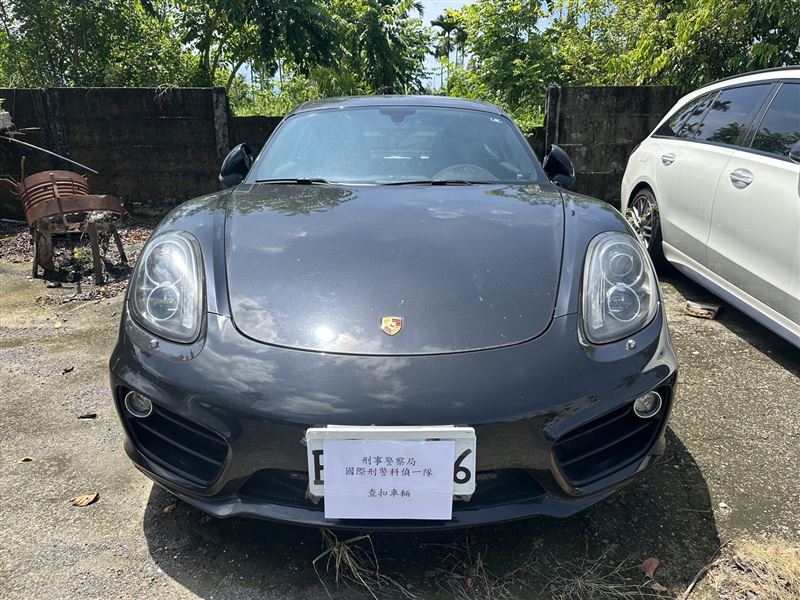 警方查扣詐團嫌犯名下資產包括2棟房產、5輛名車、現金總計6千多萬元。(圖／翻攝畫面)