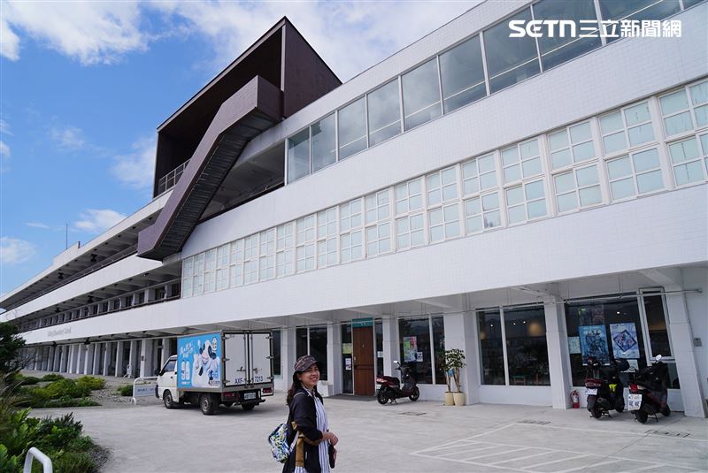 基隆虎仔山基隆地標旁的太平青鳥書店。（圖／記者李鴻典攝）