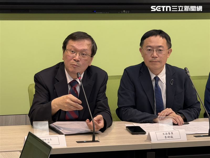 衛福部次長莊人祥表示，災區沒有更多病菌，但也提醒民眾注意飲用水問題。（圖／記者劉秀敏攝影）