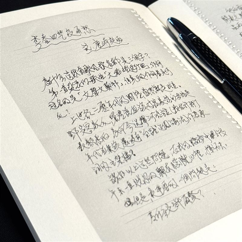 羅大佑歷時3週，堅持用鋼筆手寫收錄在黑膠的歌曲介紹文。（圖／大右音樂提供）