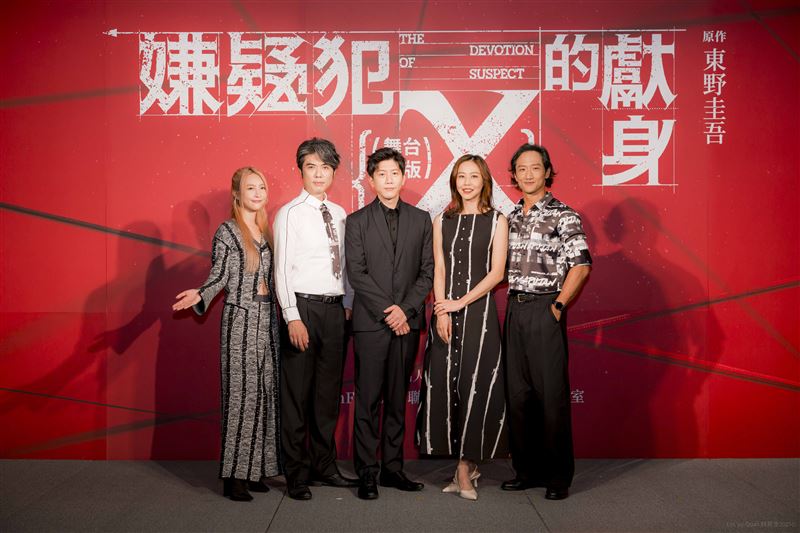《嫌疑犯X的獻身》舞台劇領銜主演卡司左至右：黃云歆、葉文豪、莫子儀、梅若穎、高英軒。（圖／笨鳥工作室提供）