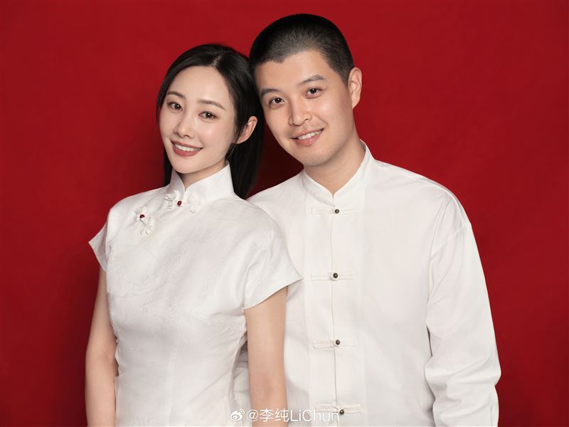 李純（左）震撼閃婚民謠歌手馬頔（右）。（圖／翻攝自李純微博）