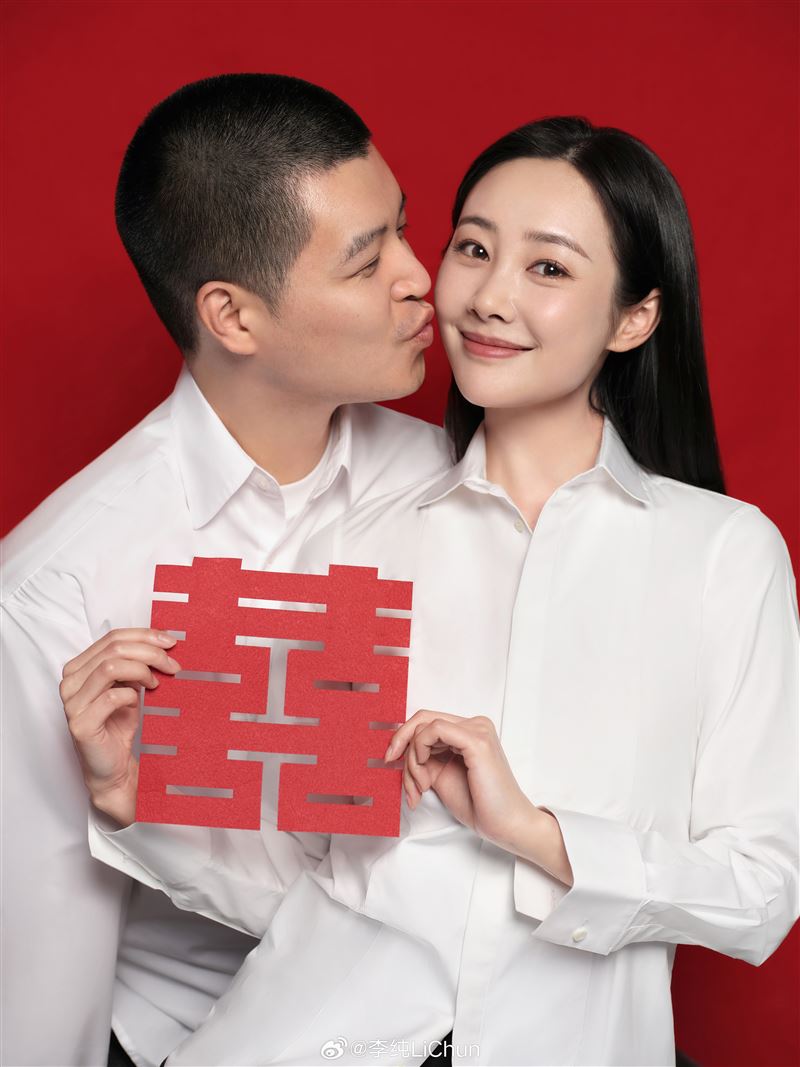 李純（右）、馬頔（左）甜蜜領證照曝光。（圖／翻攝自李純微博）