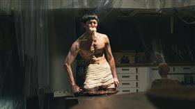 《造物獄》張軒睿遭陸夏囚禁，失去雙腿的上班身被固定在人台，畫面超驚悚。（圖／LINE TV提供）