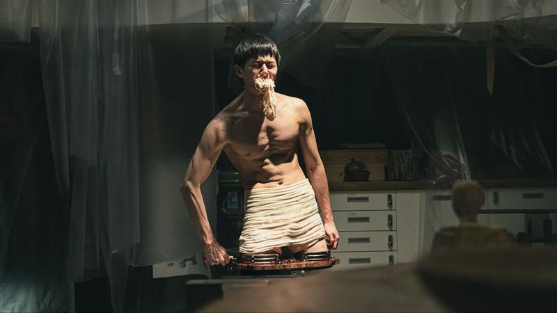 張軒睿血肉模糊！雙手綑綁遭囚禁綑綁人台