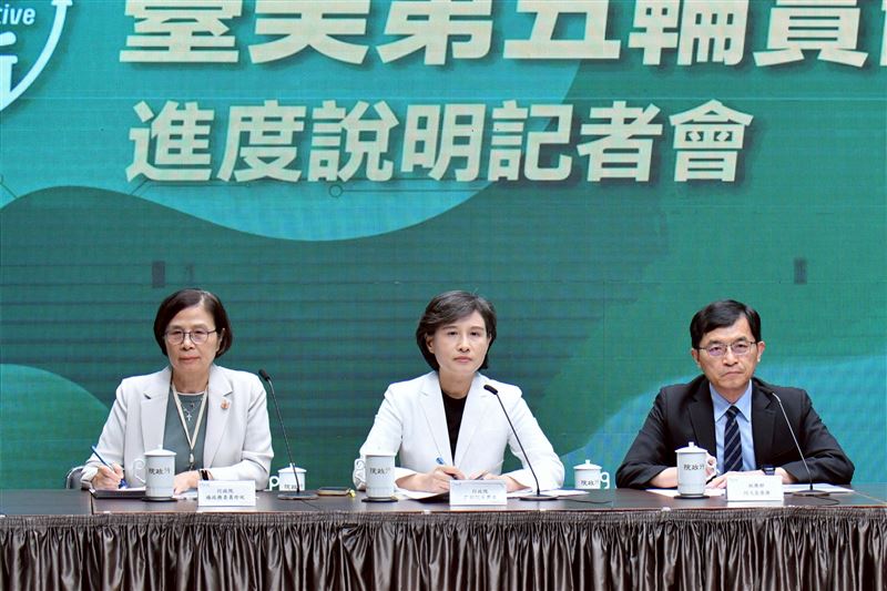 行政院副院長鄭麗君（圖中）今(2)日說明台美第五輪實體磋商進度。（圖／行政院提供）