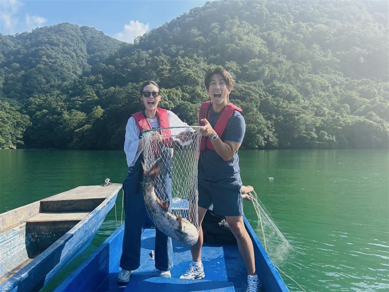 修杰楷攜手方志友釣巨魚。（圖／修TIME提供）
