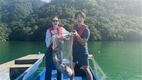修杰楷攜手方志友釣巨魚。（圖／民視提供）