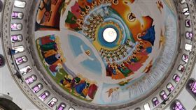 事發教堂的天花板壁畫。據目擊者所述，很多人爬上鷹架爭看天花板壁畫，不料鷹架隨後倒塌，釀成憾事。（圖／美聯社／達志影像）