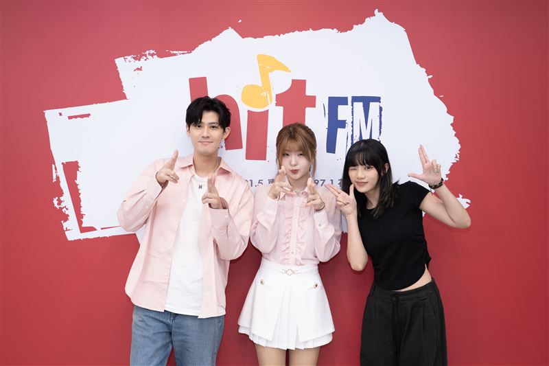 南韓甜心Seo EVE與全能創作才子李玉璽作客Hit Fm聯播網「OH YA DJ」木木節目。（圖／Hit Fm聯播網）