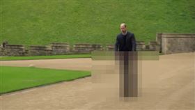 鏡周刊--威廉從遠方騎滑板車到溫莎堡。（外稿）