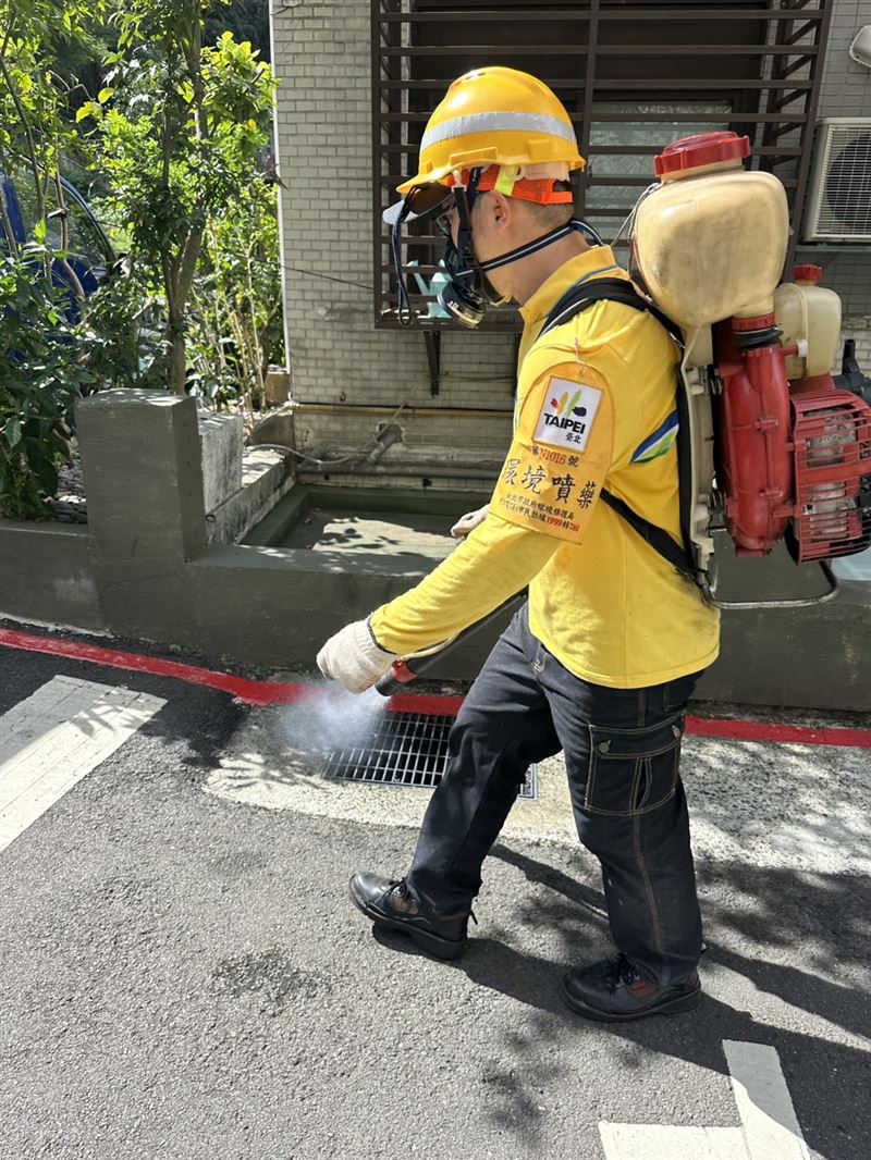 北市爆今年首例本土登革熱，士林區公所今日進行孳生源清除、環境噴消。（圖／北市衛生局提供）