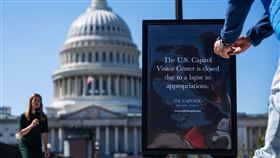 一塊告示牌寫著國會大廈遊客中心因政府關門而關閉。（圖／美聯社／達志影像）