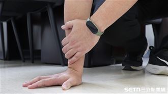 跌倒別用手撐！70歲劉先生忍三年手差點廢