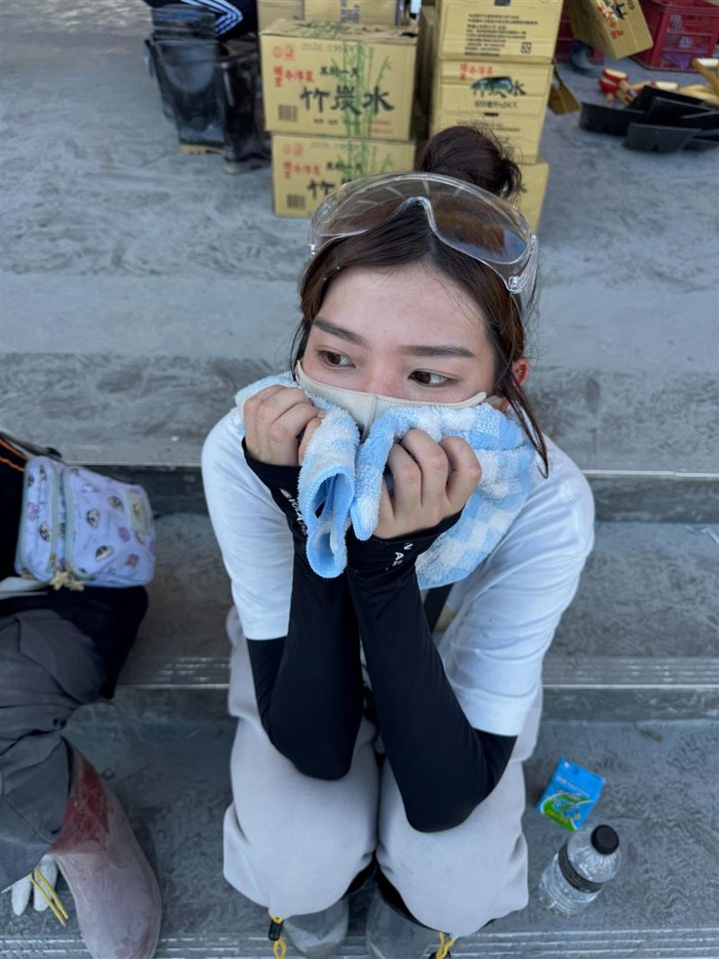 瑟七協助救災時中暑累倒對自己體力不足感到自責。（圖／翻攝自IG @__seul777）